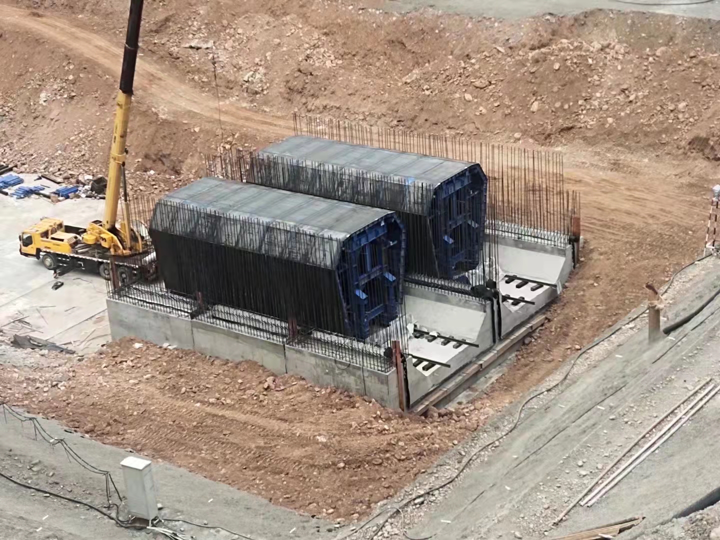 水電十四局滇中引水石鼓水源工程內外模臺車(chē) 水電十四局滇中引水石鼓水源工程內外模臺車(chē)